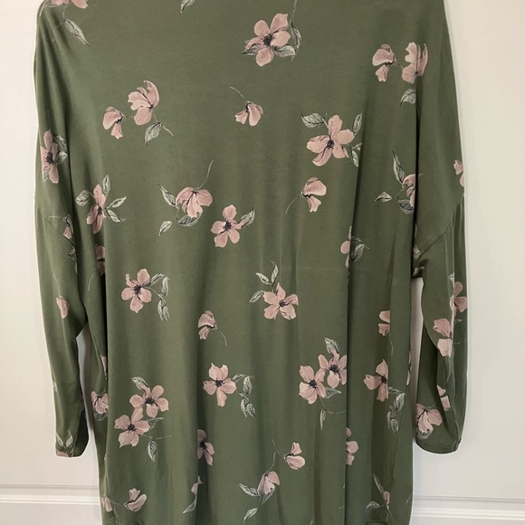 Green floral tunic style top - Picture 4 of 9